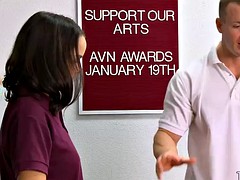 Brunette brune, Hard