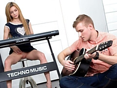 Grosse bite, Blonde, Sucer une bite, En levrette, Seins naturels, Maigrichonne, Adolescente, Nénés