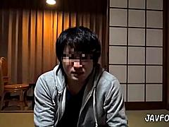 Asiatique, Sucer une bite, Tromperie, Éjaculation interne, Double pénétration, Groupe, Japonaise, Épouse