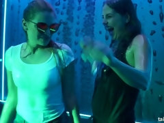 クラブ, 人形, 手コキする, キス, なめる, オマンコ, スインガー, 濡れ