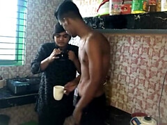 Grote kont, Stel, Hd, Huisgemaakt, Indisch, Keuken, Rijpe lesbienne, Natuurlijke tieten