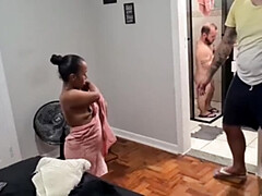 Derrière les coulisses, Gros seins, Bisexuelle, Cocu, En levrette, Lesbienne, Seins naturels, Orgie