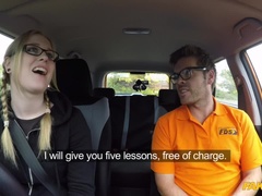 Sucer une bite, Voiture, Éjaculation interne, En levrette, Branlette thaïlandaise, De plein air, Pov, Chatte