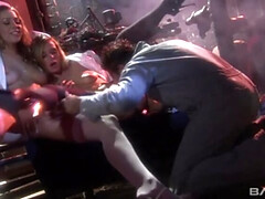 Grosse titten, Blondine, Braunhaarige, Kehlenfick, Hd, Lingerie, Strümpfe, Flotter dreier