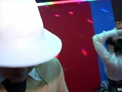 Большие сиськи, Блондинки, Одетые девушки голые парни, В клубе, Танцы, Группа, Чулки, Сиськи