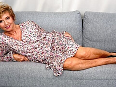 Enthousiasteling, Grote kont, Blond, Vingeren, Rijpe lesbienne, Moeder die ik wil neuken, Kort haar, Strippen