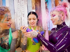 Aus dem arsch in den mund, Weibliche domination, Grufti, Absätze, Latex, Lesbisch, Tätowierung, Titten