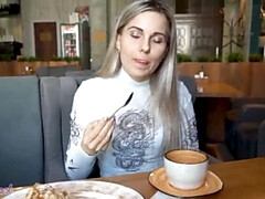 Enthousiasteling, Mooi, Blond, Orgasme, Slipje, Klein, Openbaar, Vibrator