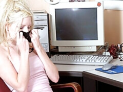 Amateur, Blonde, Doigter, Masturbation, Bureau, Culottes ou slips, Cheveux courts, Solo