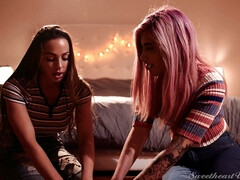 Жопа, Спальня, Большие сиськи, Брюнетки, Поцелуи, Натуральные сиськи, Пирсинг, Тату