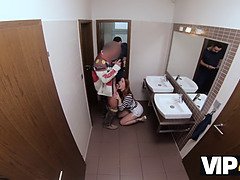 Watch how Hunter Si scopa a wealthy redhead in the public part of town