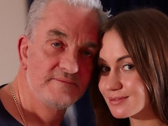 Cul, Sucer une bite, Brunette brune, En levrette, Embrassement, Maigrichonne, Dénudage, Nénés