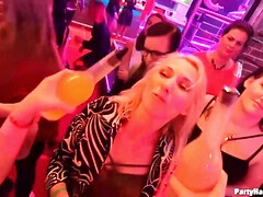 Брюнетки, Член, Группа, Хд, Лесбиянка, Милф, Натуральные, На публике