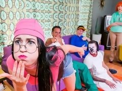 Gros cul, Sucer une bite, En levrette, Cuisine, Mère que j'aimerais baiser, Orgie, Rousse roux, Tatouage