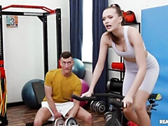 Grosser arsch, Grosser schwanz, Grosse titten, Blasen, Hundestellung, Flexibel, Sporthalle, Dürr