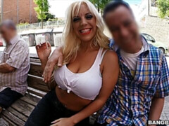 Enthousiasteling, Grote kont, Grote mammen, Blond, Pijpbeurt, Hondjeshouding, Openbaar, Tieten likken