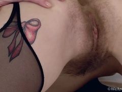 Arsch, Behaart, Lingerie, Masturbation, Rotschopf, Strümpfe, Tätowierung