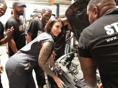 Grote kont, Pijpbeurt, Bruinharig, Groep, Handbeurt, Interraciaal, Moeder die ik wil neuken, Orgie