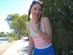 En gros plan de très près, Dansant, Extrême, Masturbation, Orgasme, Public, Solo, Sous la jupe
