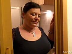 Gros cul, Gros seins, Rondelette, Doigter, Masturbation, Mature, Solo, Dénudage