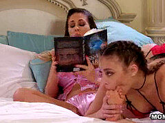 指いじり, 毛深い, レズビアン, なめる, オマンコ, ティーン