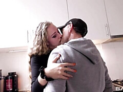 18 ans, Gros cul, Grosse bite, Gros seins, Sucer une bite, En levrette, Maigrichonne, Adolescente