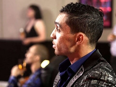 Grote lul, Biseksueel, Pijpbeurt, Bruinharig, Hondjeshouding, Interraciaal, Latijnse vrouw, Tatoeage