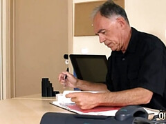 Sucer une bite, Tir de sperme, Gorge profonde, Queue, En levrette, Bureau, Adolescente