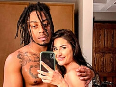 Noire, Sucer une bite, En levrette, Noir ébène, Branlette thaïlandaise, Interracial, Plan cul à trois, Jouets