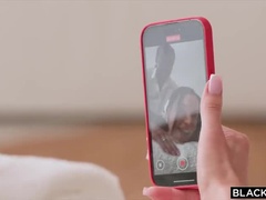 Grosse bite, Sucer une bite, Gorge profonde, Bite énorme, Masturbation, Nue, Huilée, Chatte