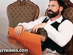 Arsch, Grosser arsch, Grosse titten, Bekleidet, Schwanz, Hundestellung, Brille, Büro