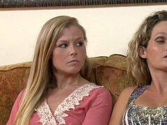 指いじり, キス, レズビアン, なめる, 淫乱熟女, オーガズム, ティーン