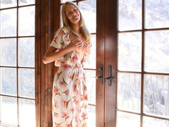 Vuisten, Masseren, Masturbatie, Orgasme, Openbaar, Alleen, Speelgoed, Onder de rok