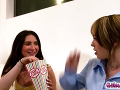 ベビーシッター, 茶髪の, 服従, 指いじり, キス, レズビアン, 小柄, スパンキング