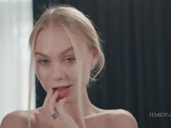 お尻, ブロンド, バック, フェティッシュ, 指いじり, 手コキする, 下着, タトゥー