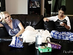 Большие сиськи, Межрасовый секс, Поцелуи, Лесбиянка, Белье, Мастурбация, Стриптизерша, Сиськи