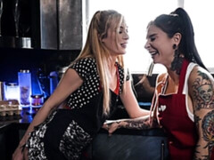 Blonde, En levrette, Doigter, Lesbienne, Chatte, Maigrichonne, Dénudage, Nénés