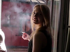 18 años, Amateur, Chica, Morena, Lamidas, Coño, Afeitado, Fumando