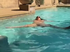 Wohlbeleibte schöne frauen, Grosse titten, Braunhaarige, Mutti, Natürlichen titten, Im freien, Pool, Solo