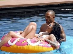 Anal, Lécher le cul, Bâillonner, Interracial, Fille latino, De plein air, Piscine, Transsexuelle