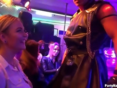 素人, 着衣女と全裸男, ダンス, グループ, 異人種間, キス, オージー, ストッキング