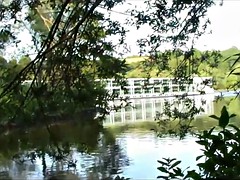 ein Spaziergang im Park im Fluss zu ficken